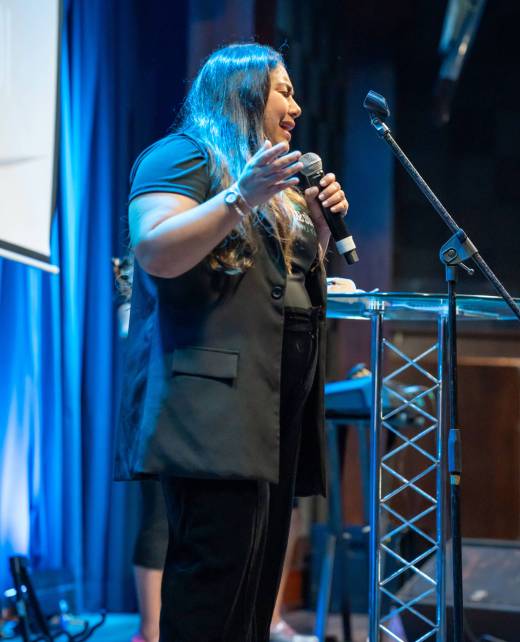 Pastora predicando en la iglesia Vida Santa